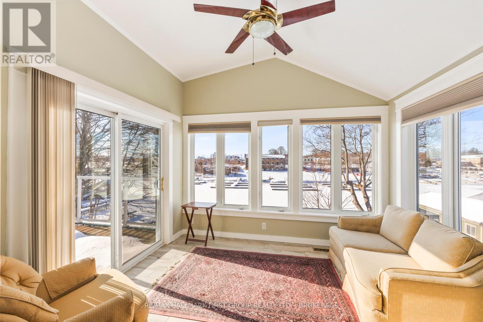 370 Stone Street S, Gananoque, ON - Indoor Photo Showing Living Room