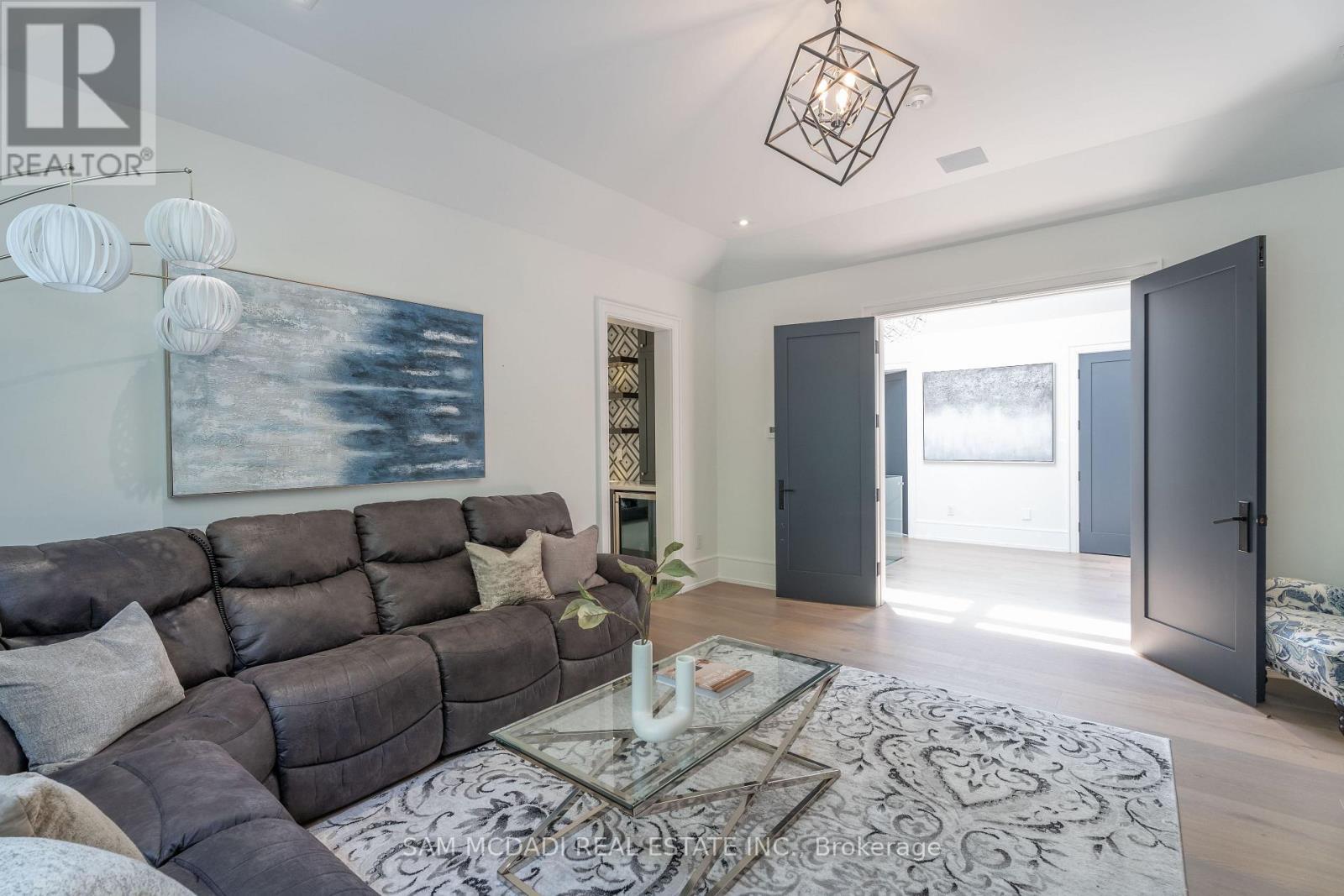 231 Wedgewood Drive, Oakville, ON - Indoor Photo Showing Living Room