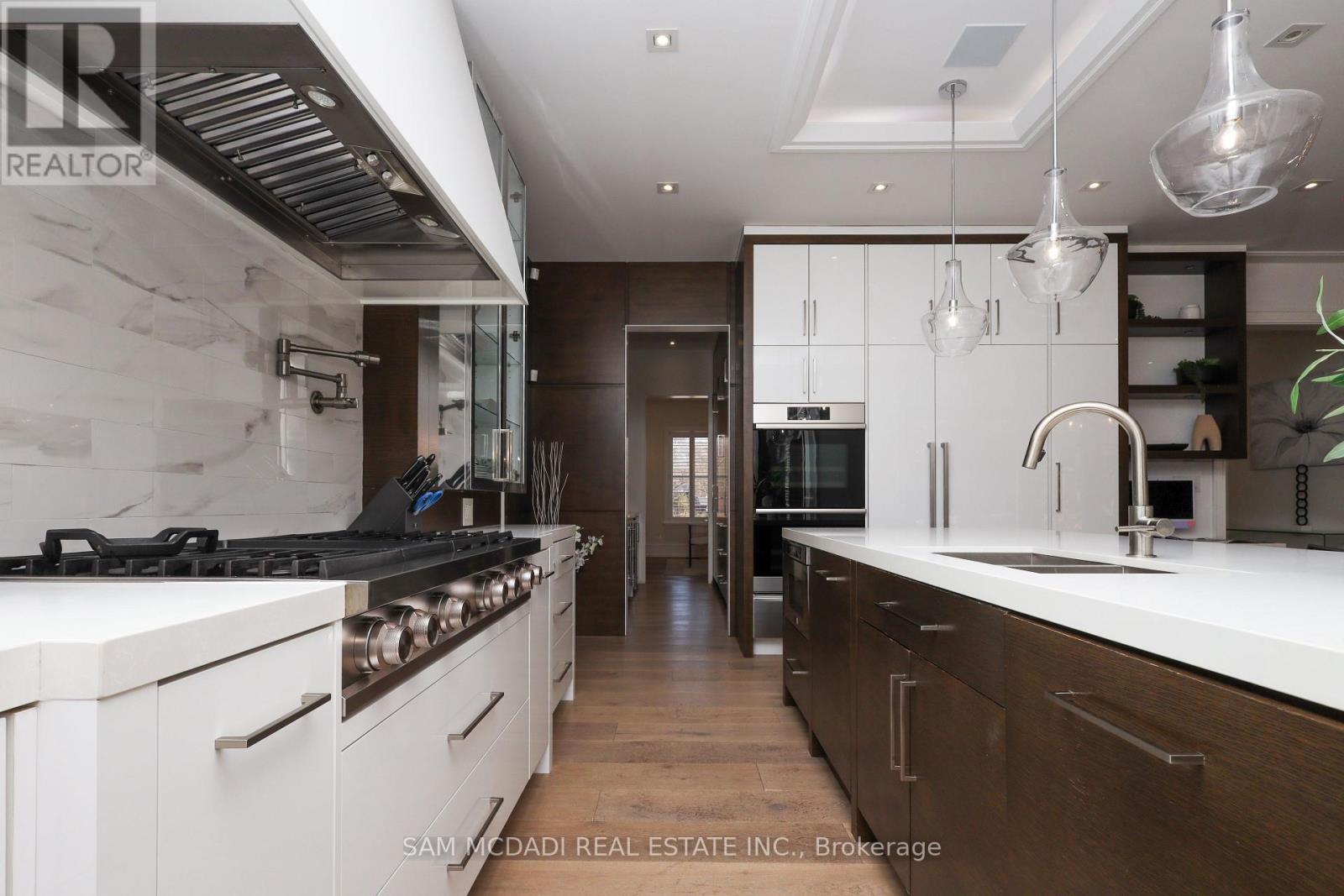 231 Wedgewood Drive, Oakville, ON - Indoor Photo Showing Kitchen With Double Sink With Upgraded Kitchen