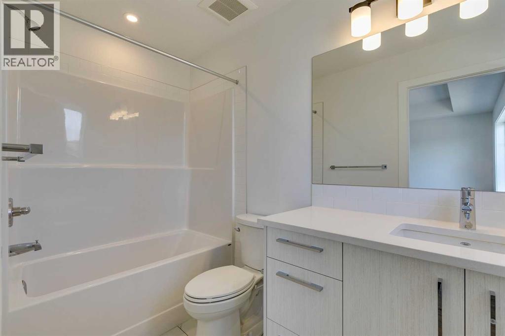 646 Rangeview Street Se, Calgary, AB - Indoor Photo Showing Bathroom