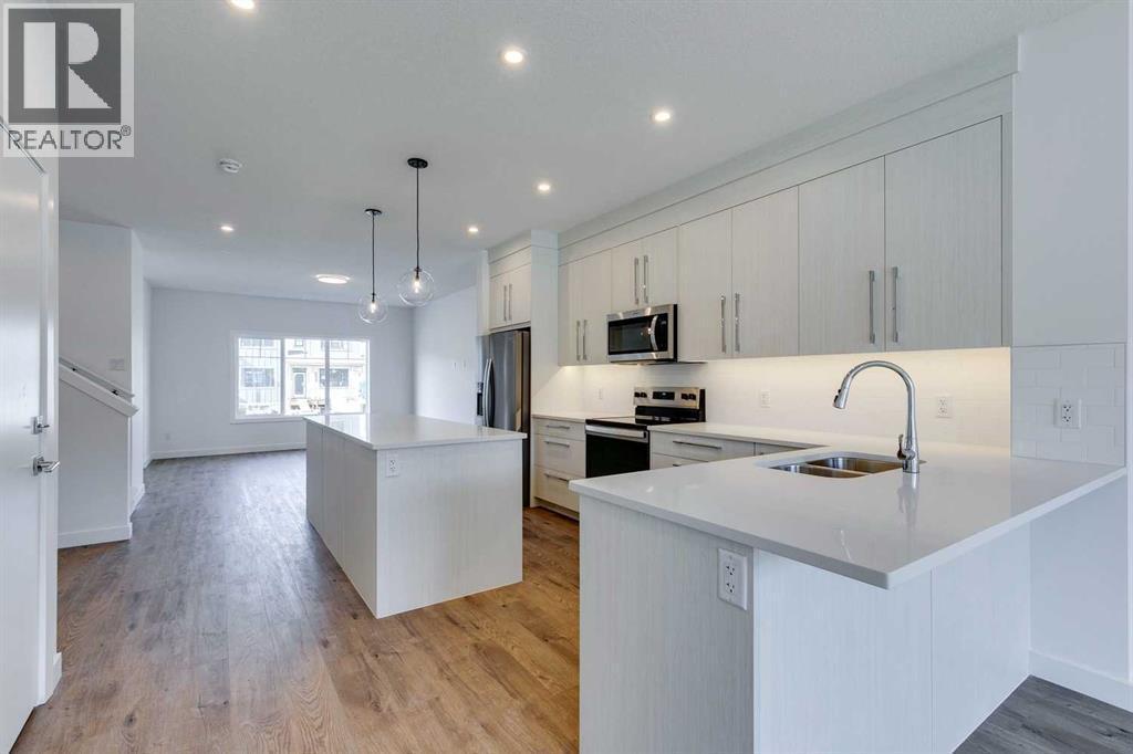 646 Rangeview Street Se, Calgary, AB - Indoor Photo Showing Kitchen With Stainless Steel Kitchen With Double Sink With Upgraded Kitchen