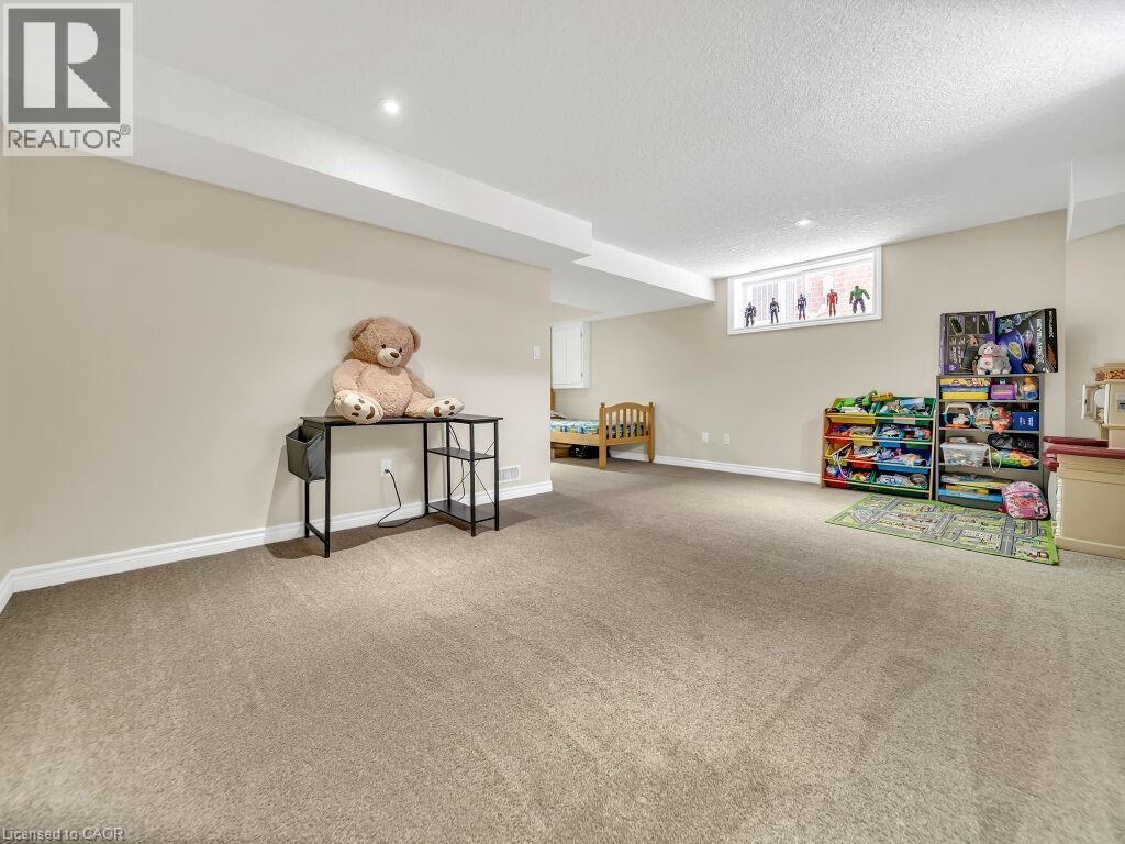 Playroom featuring carpet flooring and a textured ceiling - 29 Amsterdam Crescent, Guelph, ON - Indoor Photo Showing Other Room