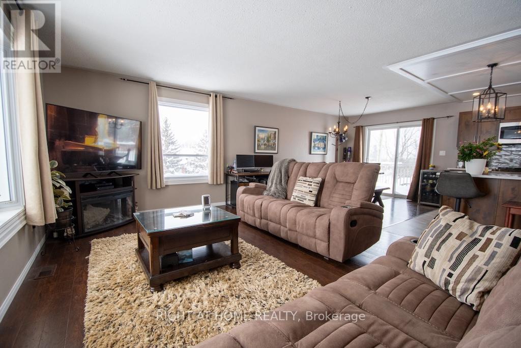 10 Kalman Drive, Cavan Monaghan (Cavan Twp), ON - Indoor Photo Showing Living Room