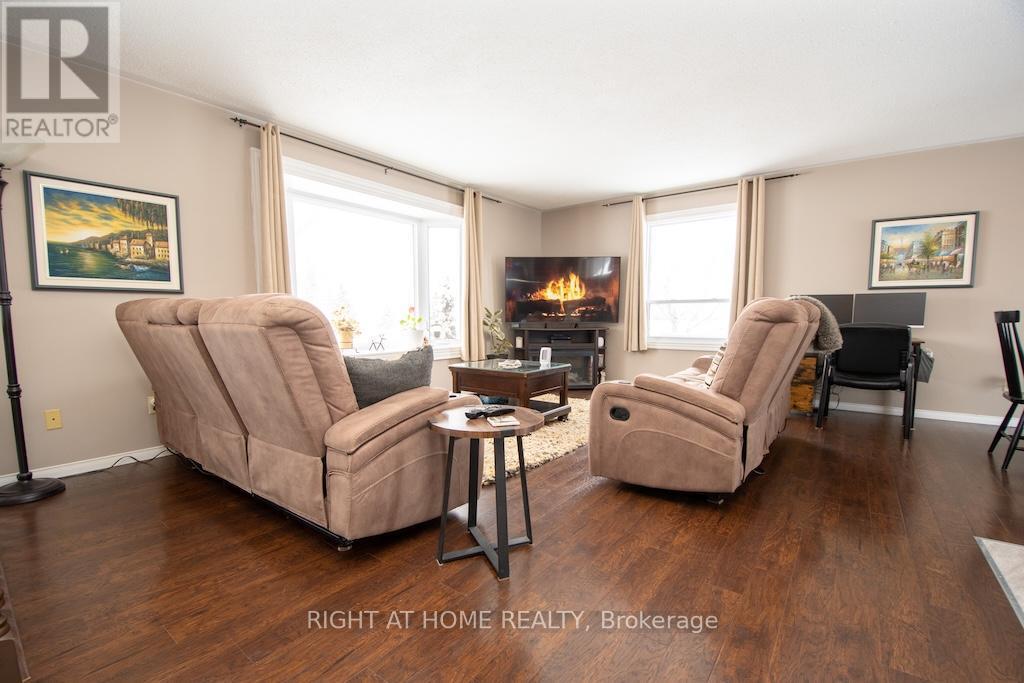 10 Kalman Drive, Cavan Monaghan (Cavan Twp), ON - Indoor Photo Showing Living Room