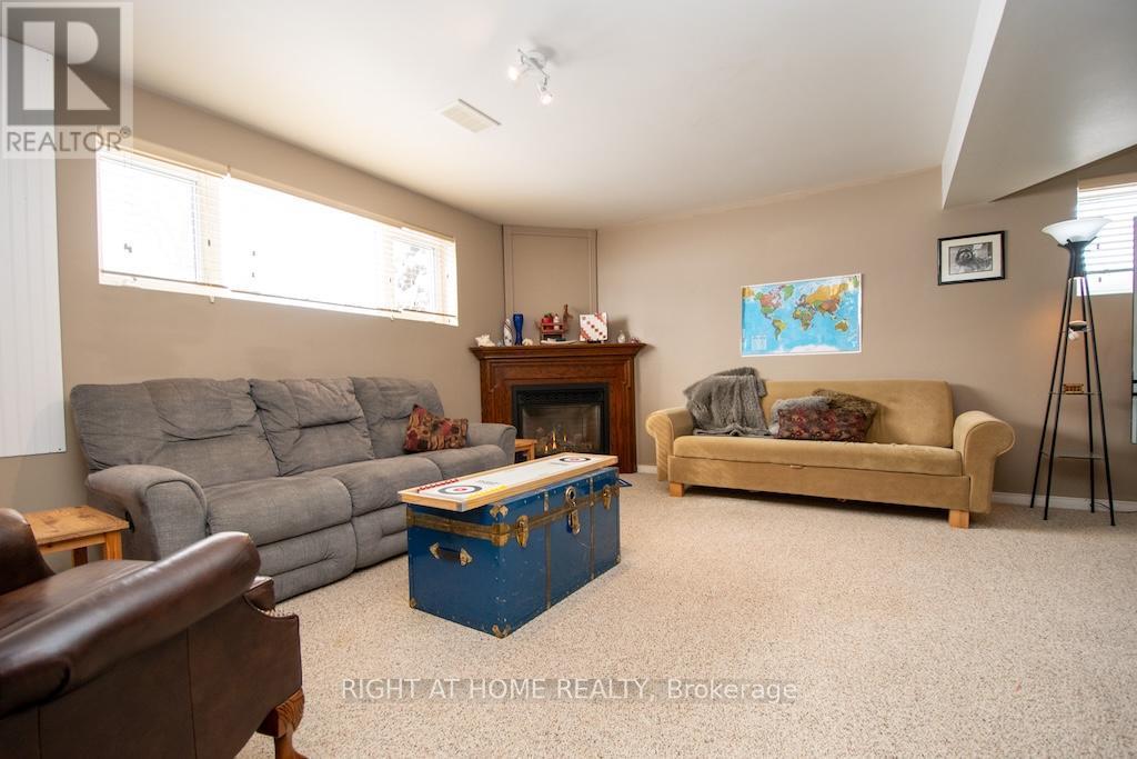 10 Kalman Drive, Cavan Monaghan (Cavan Twp), ON - Indoor Photo Showing Living Room With Fireplace