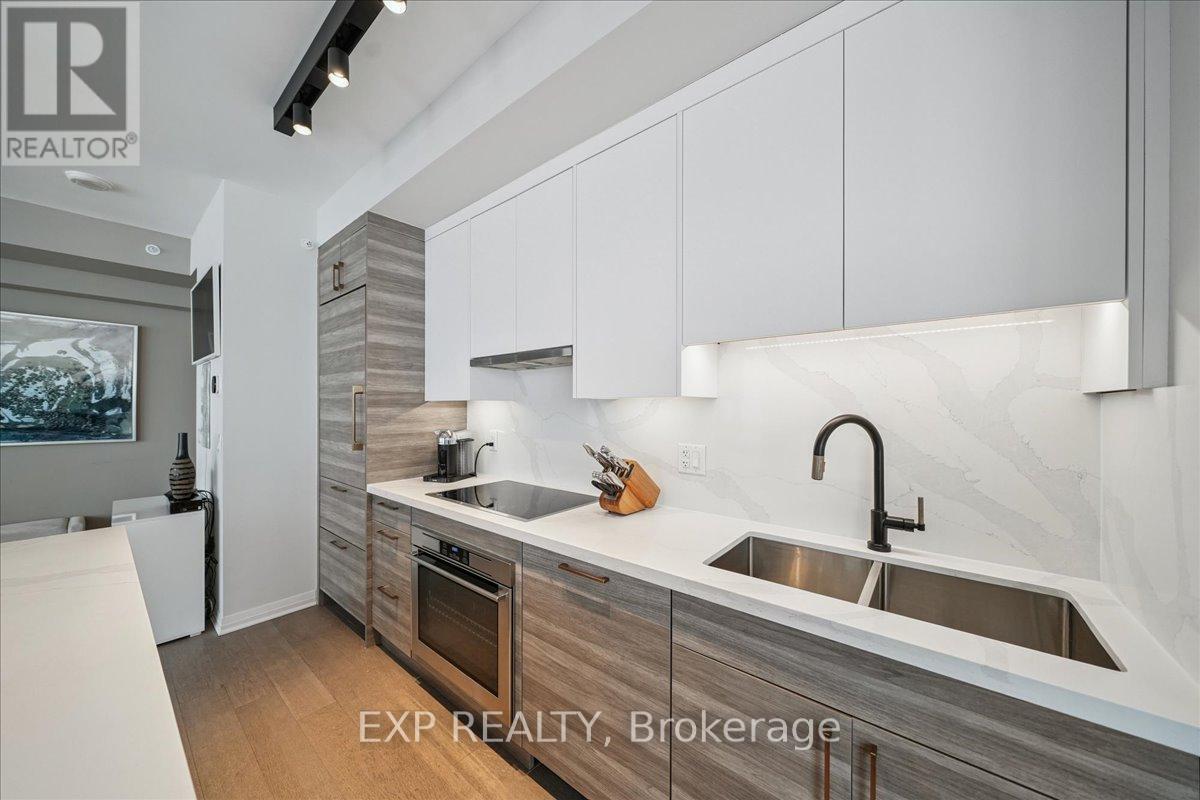 3404 - 59 Annie Craig Drive, Toronto, ON - Indoor Photo Showing Kitchen With Upgraded Kitchen