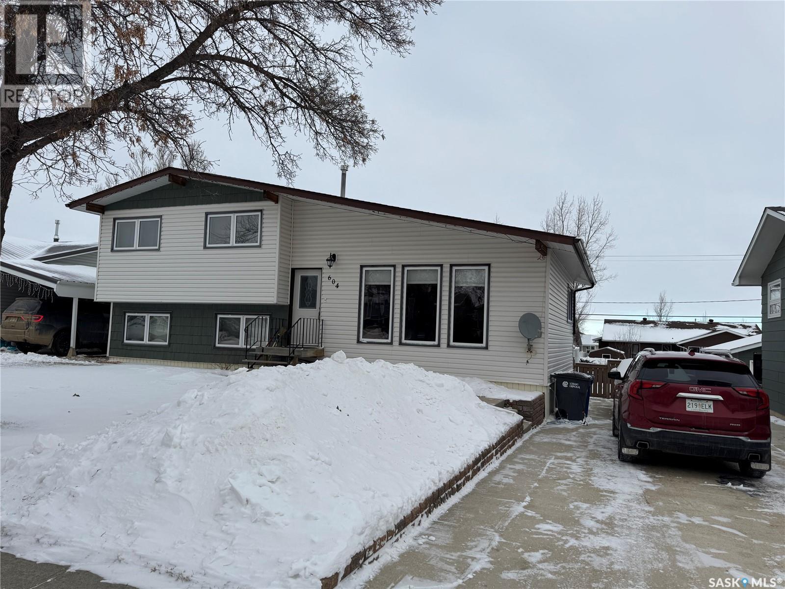 604 5Th Avenue W, Assiniboia, SK - Outdoor