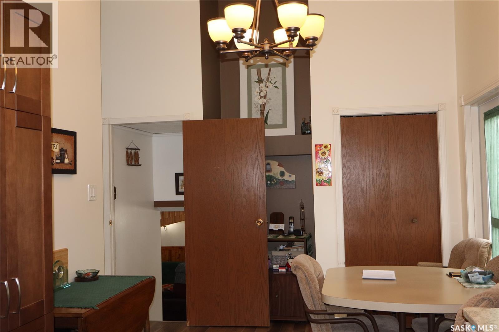 604 5Th Avenue W, Assiniboia, SK - Indoor Photo Showing Dining Room