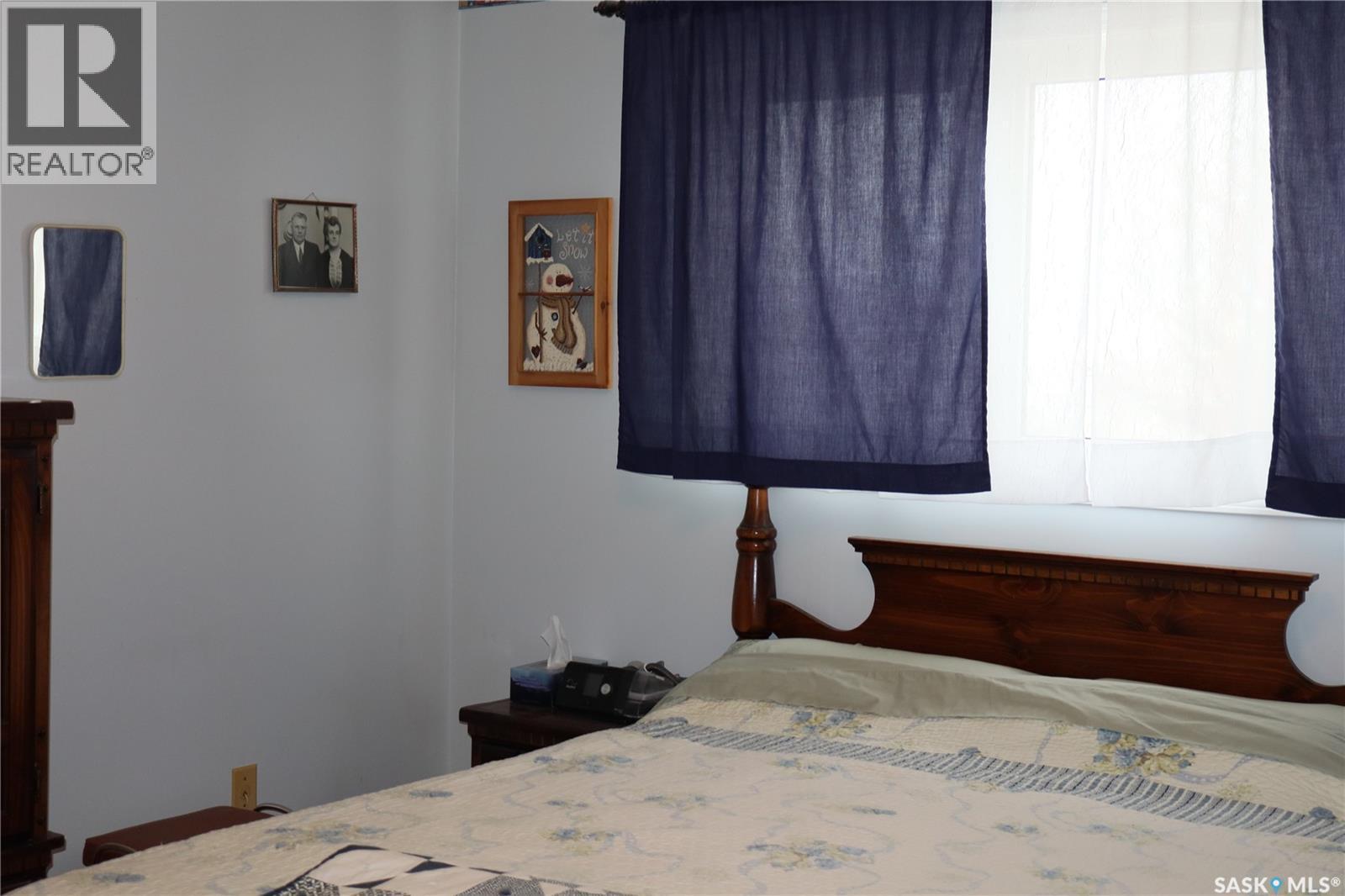 604 5Th Avenue W, Assiniboia, SK - Indoor Photo Showing Bedroom
