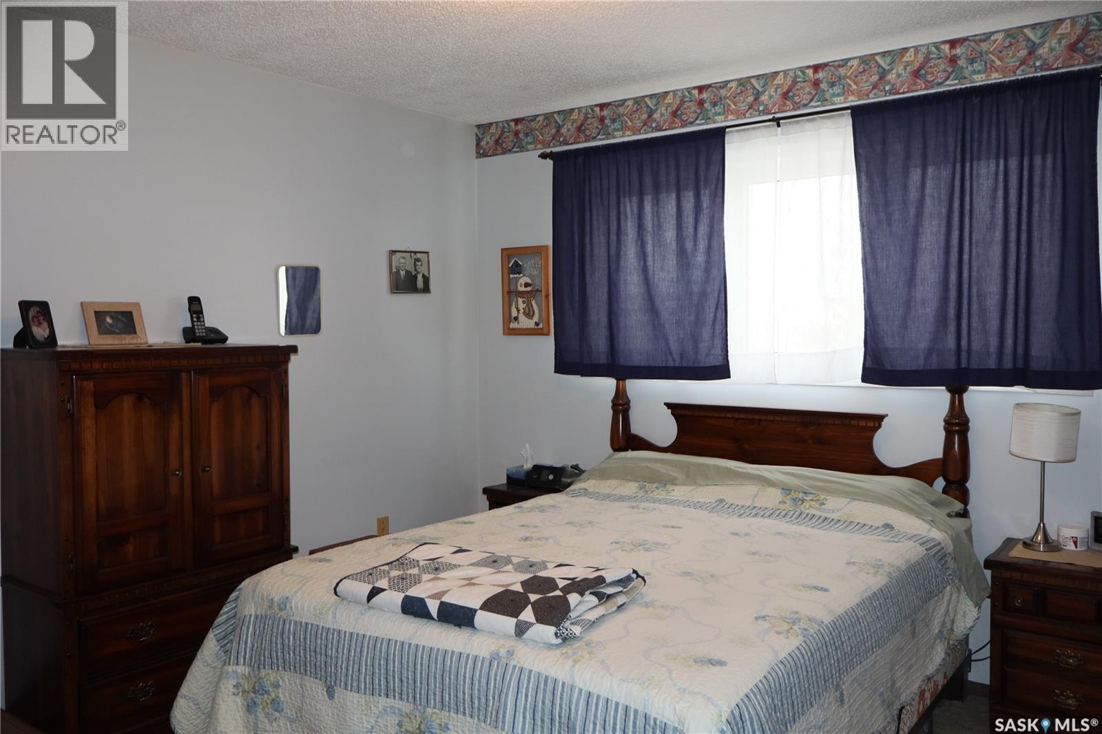 604 5Th Avenue W, Assiniboia, SK - Indoor Photo Showing Bedroom