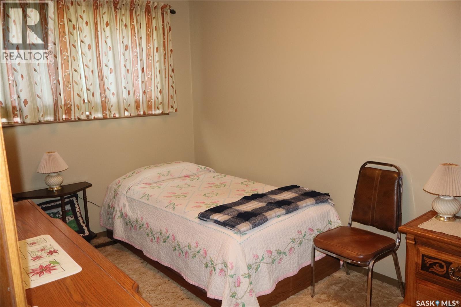 604 5Th Avenue W, Assiniboia, SK - Indoor Photo Showing Bedroom