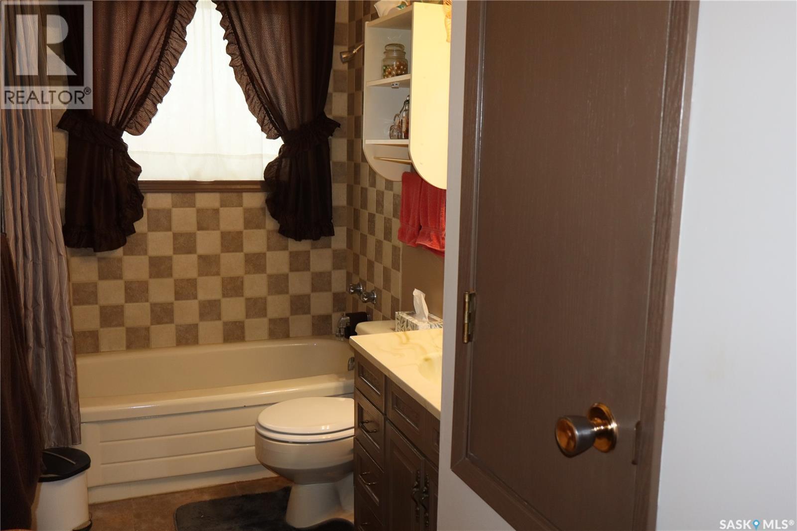 604 5Th Avenue W, Assiniboia, SK - Indoor Photo Showing Bathroom
