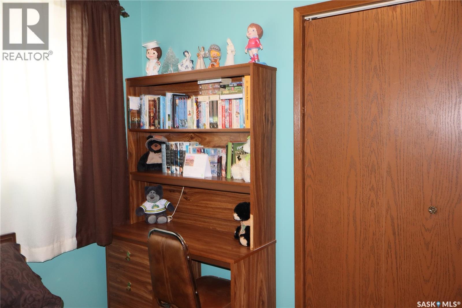 604 5Th Avenue W, Assiniboia, SK - Indoor