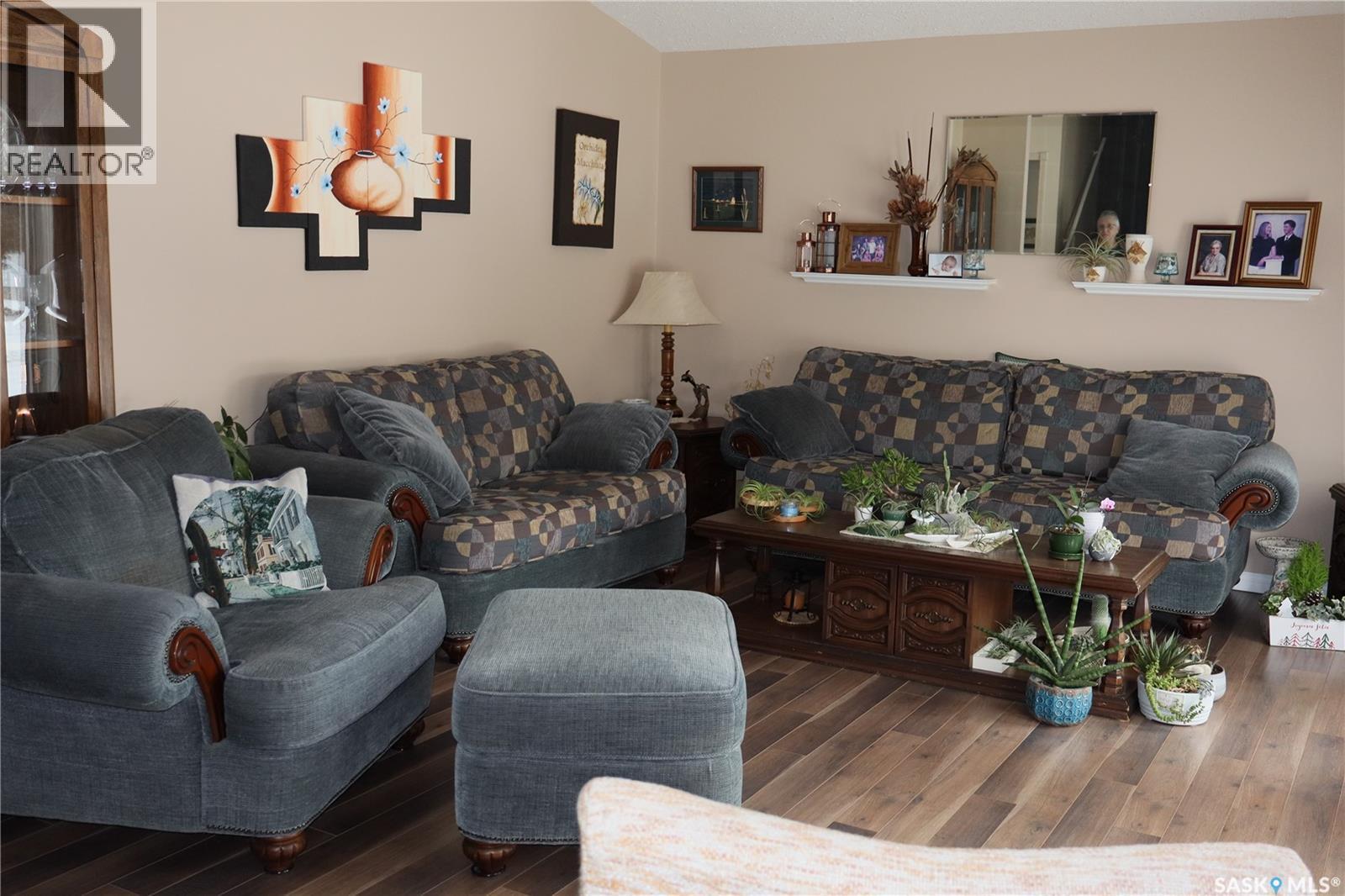 604 5Th Avenue W, Assiniboia, SK - Indoor Photo Showing Living Room