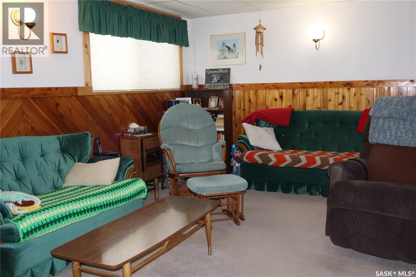 604 5Th Avenue W, Assiniboia, SK - Indoor Photo Showing Living Room