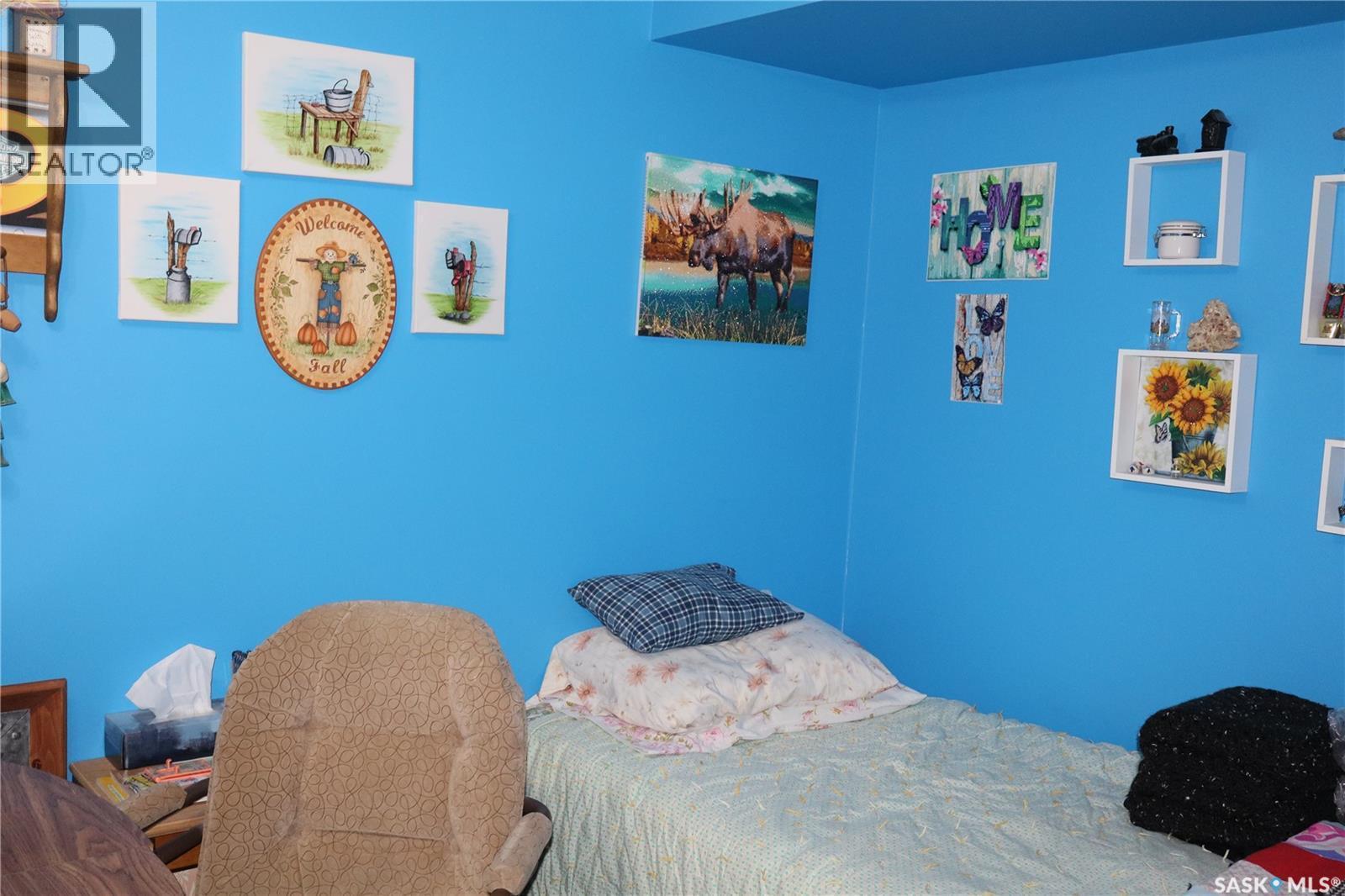 604 5Th Avenue W, Assiniboia, SK - Indoor Photo Showing Bedroom