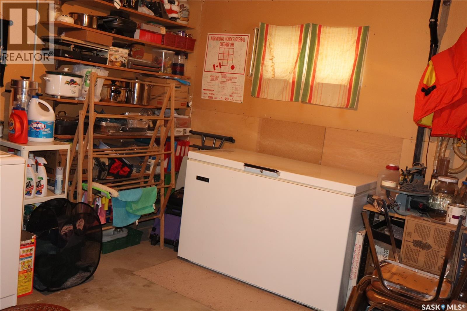 604 5Th Avenue W, Assiniboia, SK - Indoor