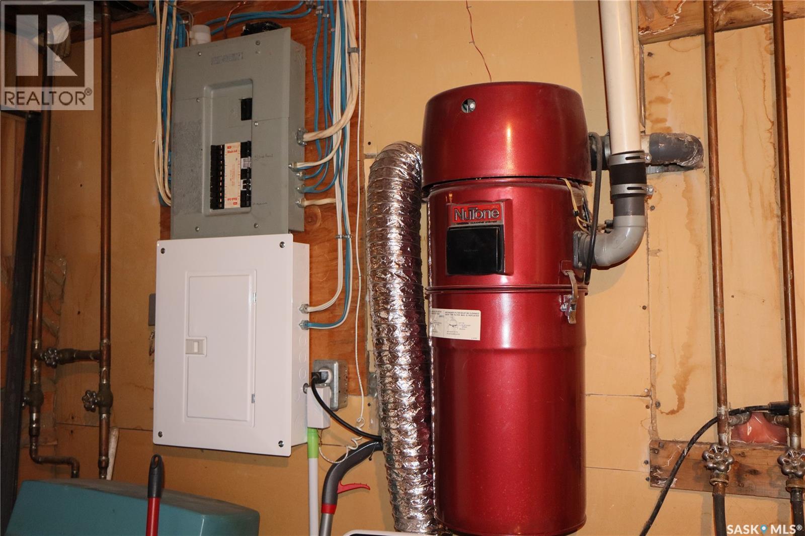 604 5Th Avenue W, Assiniboia, SK - Indoor Photo Showing Basement