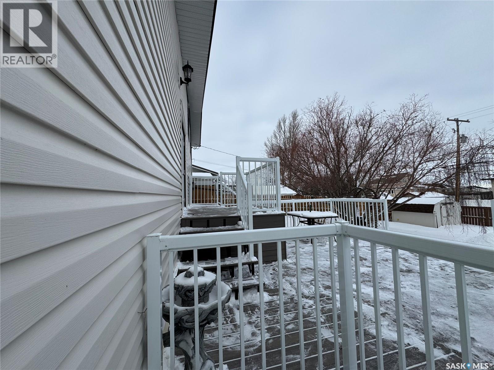 604 5Th Avenue W, Assiniboia, SK - Outdoor