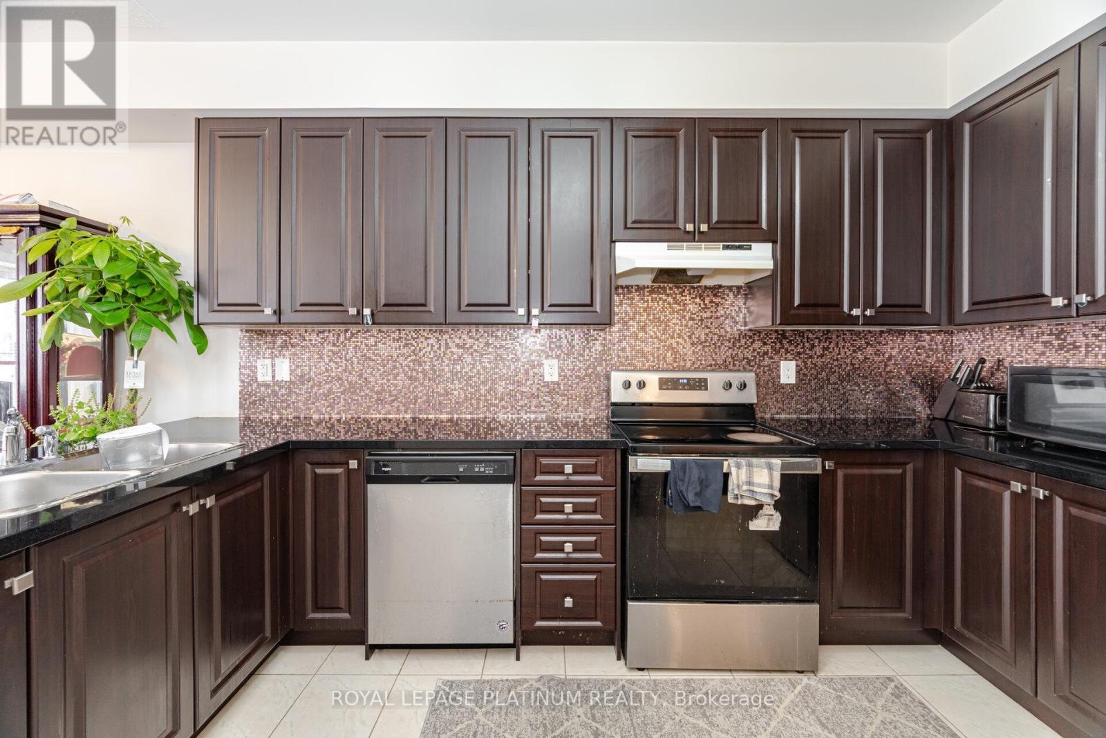 20 Haymarket Drive, Brampton, ON - Indoor Photo Showing Kitchen With Upgraded Kitchen