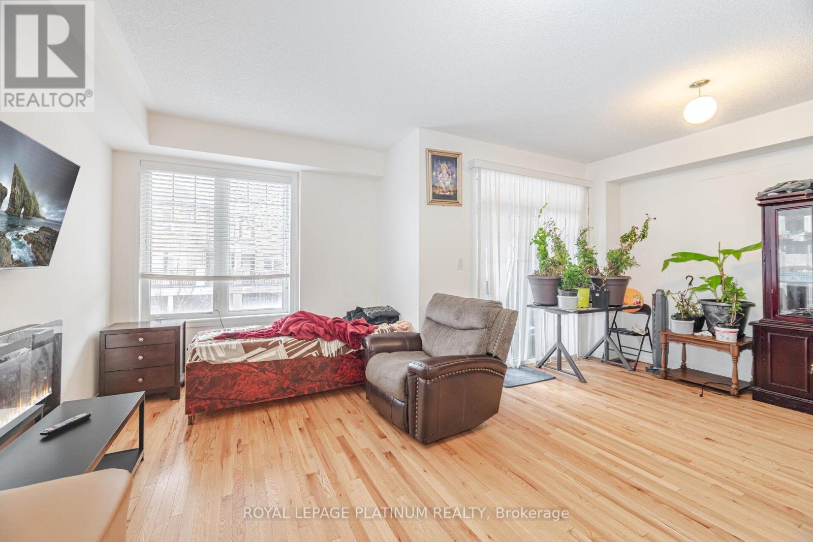 20 Haymarket Drive, Brampton, ON - Indoor Photo Showing Living Room