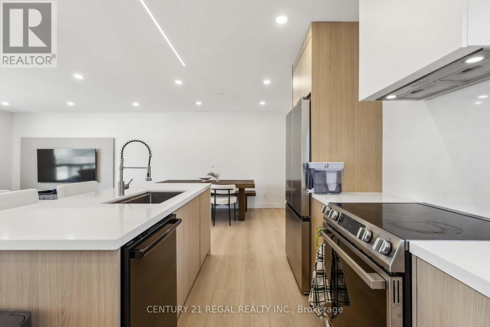 26 Sir Bedevere Place, Markham, ON - Indoor Photo Showing Kitchen With Upgraded Kitchen