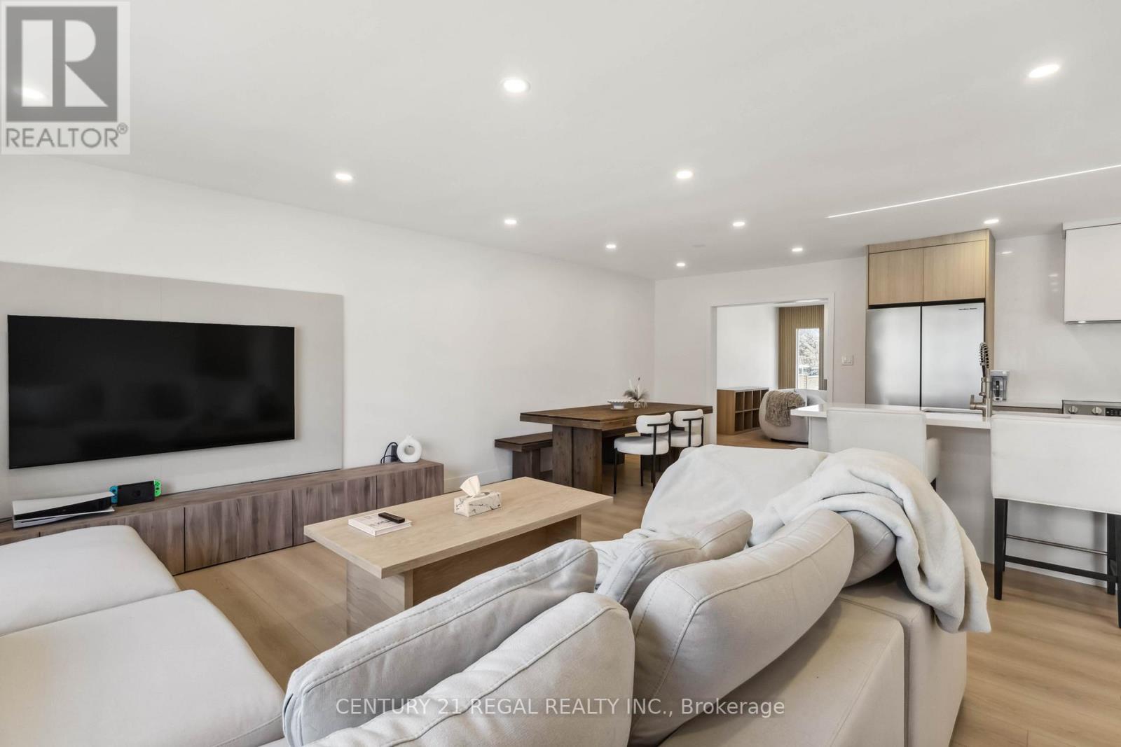 26 Sir Bedevere Place, Markham, ON - Indoor Photo Showing Living Room