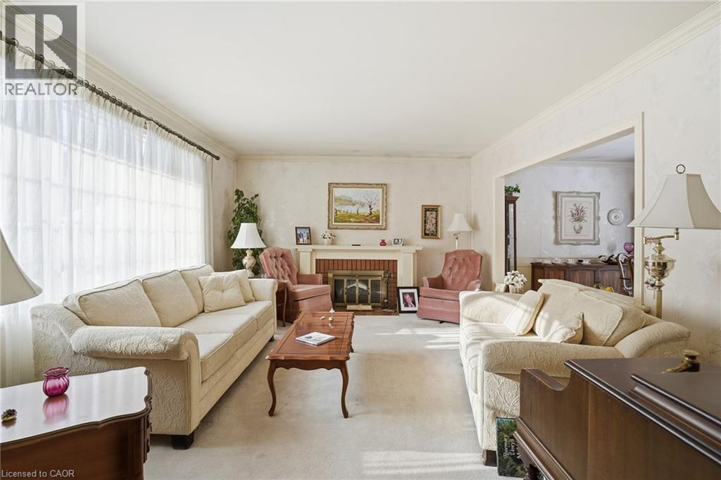 167 Fallingbrook Drive, Hamilton, ON - Indoor Photo Showing Living Room