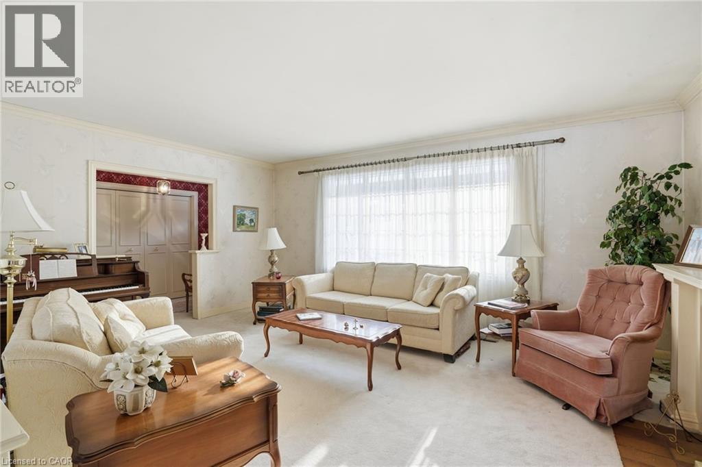 167 Fallingbrook Drive, Hamilton, ON - Indoor Photo Showing Living Room