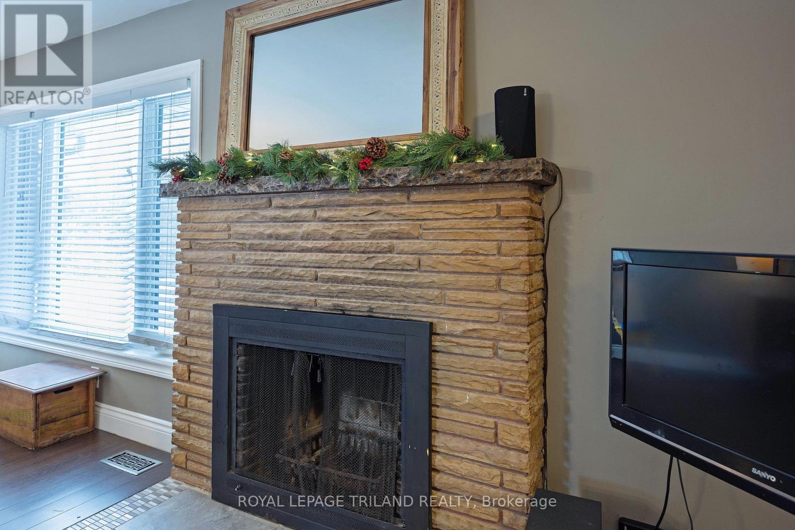 662 Eden Avenue, London South (South R), ON - Indoor Photo Showing Living Room With Fireplace