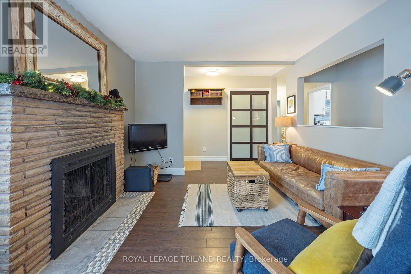 662 Eden Avenue, London South (South R), ON - Indoor Photo Showing Living Room With Fireplace