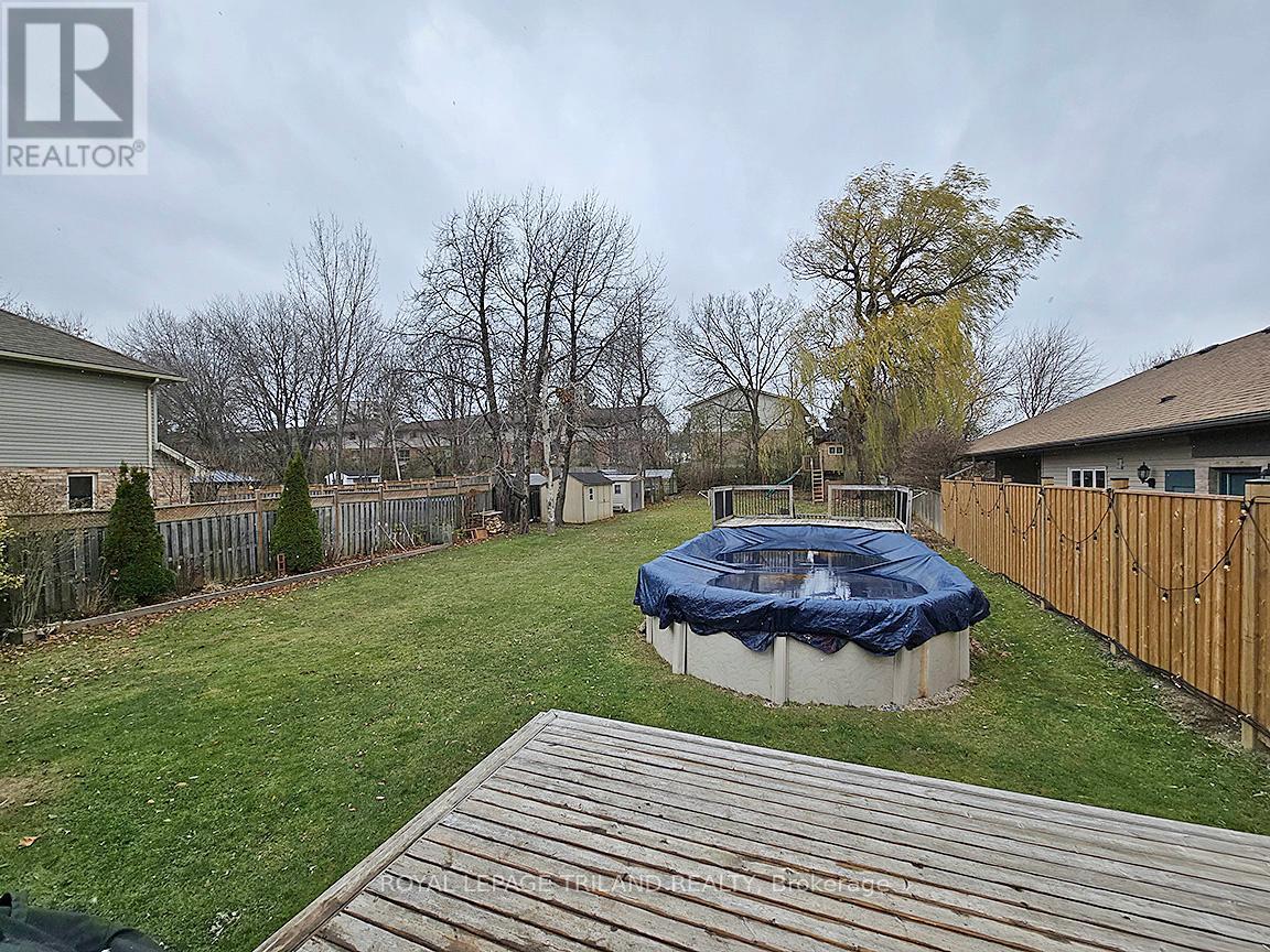 662 Eden Avenue, London South (South R), ON - Outdoor With Above Ground Pool With Backyard