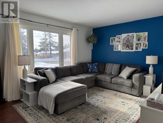 86 Gordon Ave, Thunder Bay, ON - Indoor Photo Showing Living Room
