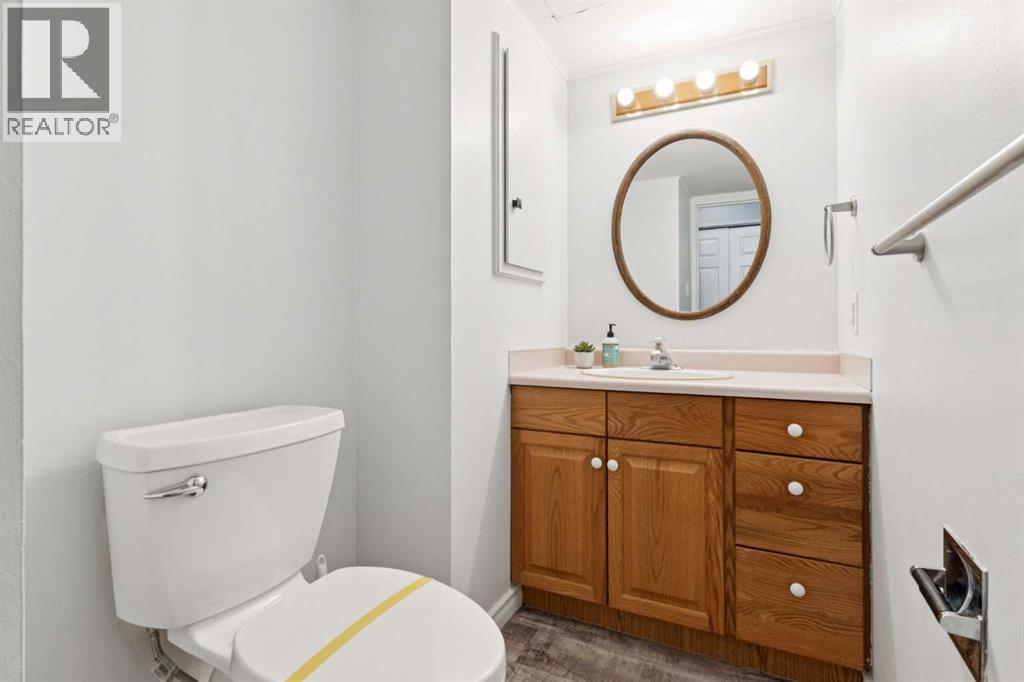 10618 Braeside Drive Sw, Calgary, AB - Indoor Photo Showing Bathroom
