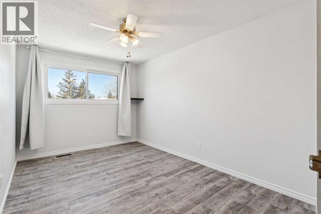 10618 Braeside Drive Sw, Calgary, AB - Indoor Photo Showing Other Room