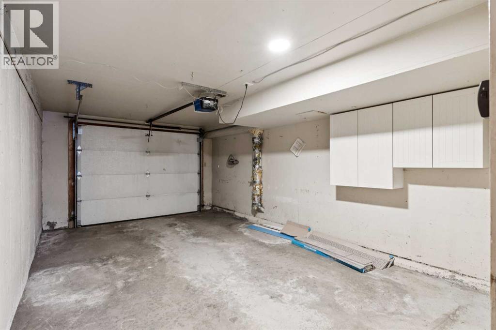 10618 Braeside Drive Sw, Calgary, AB - Indoor Photo Showing Garage