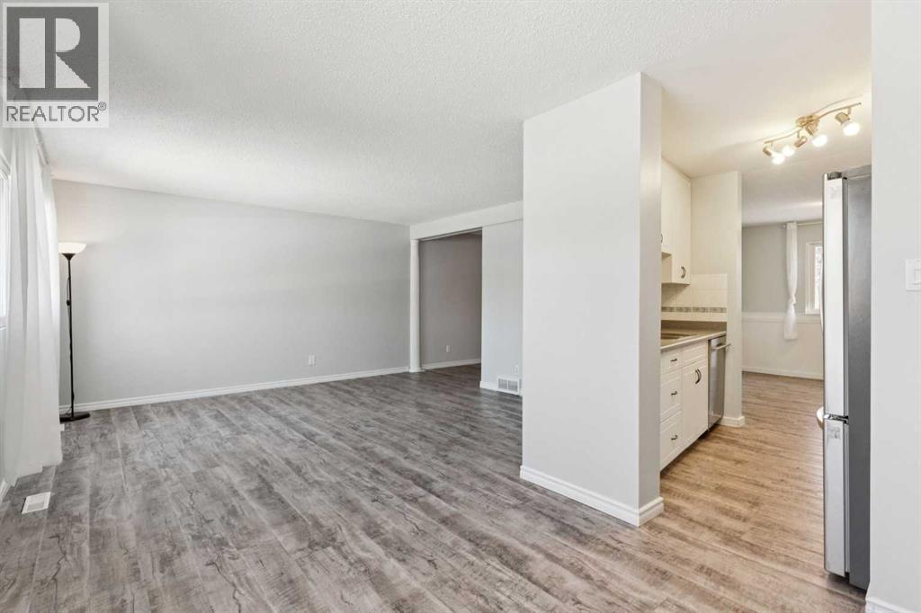 10618 Braeside Drive Sw, Calgary, AB - Indoor Photo Showing Other Room