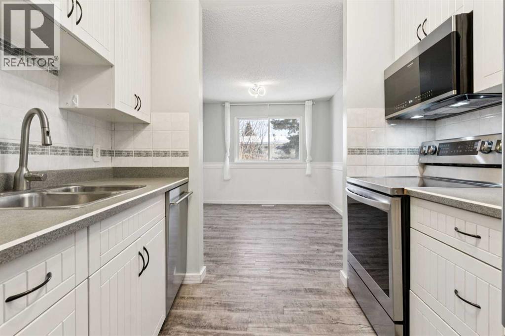 10618 Braeside Drive Sw, Calgary, AB - Indoor Photo Showing Kitchen With Double Sink