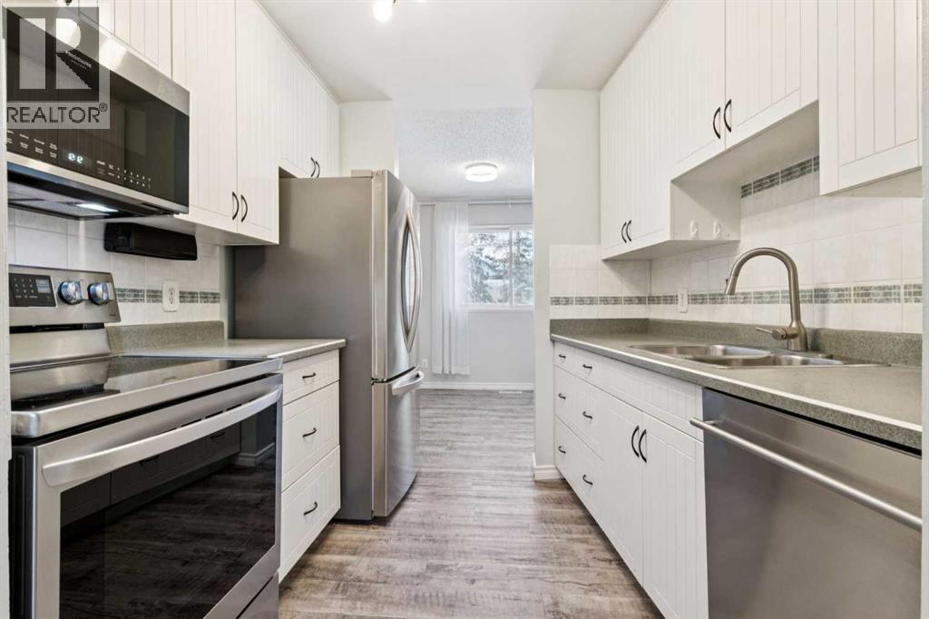 10618 Braeside Drive Sw, Calgary, AB - Indoor Photo Showing Kitchen With Double Sink With Upgraded Kitchen