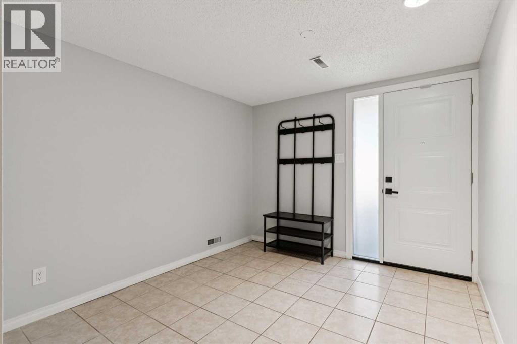 10618 Braeside Drive Sw, Calgary, AB - Indoor Photo Showing Other Room