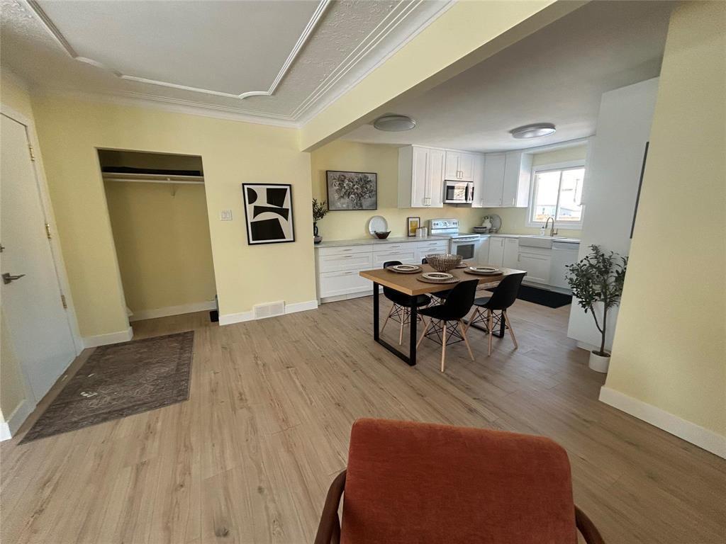 11 Portland Avenue, Winnipeg, MB - Indoor