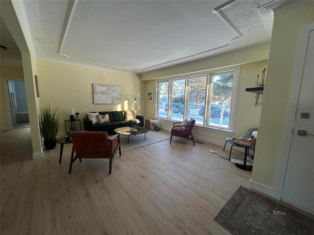 11 Portland Avenue, Winnipeg, MB - Indoor