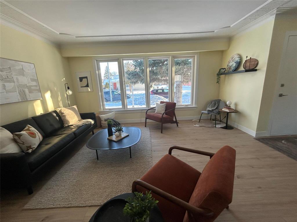 11 Portland Avenue, Winnipeg, MB - Indoor Photo Showing Living Room