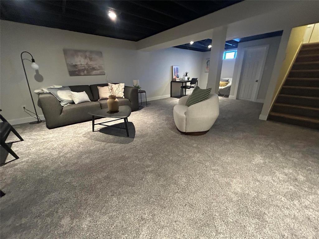 11 Portland Avenue, Winnipeg, MB - Indoor