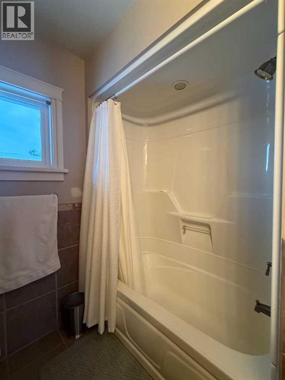 100 Balaclava Street, Veteran, AB - Indoor Photo Showing Bathroom