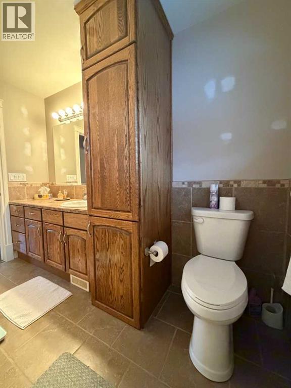 100 Balaclava Street, Veteran, AB - Indoor Photo Showing Bathroom