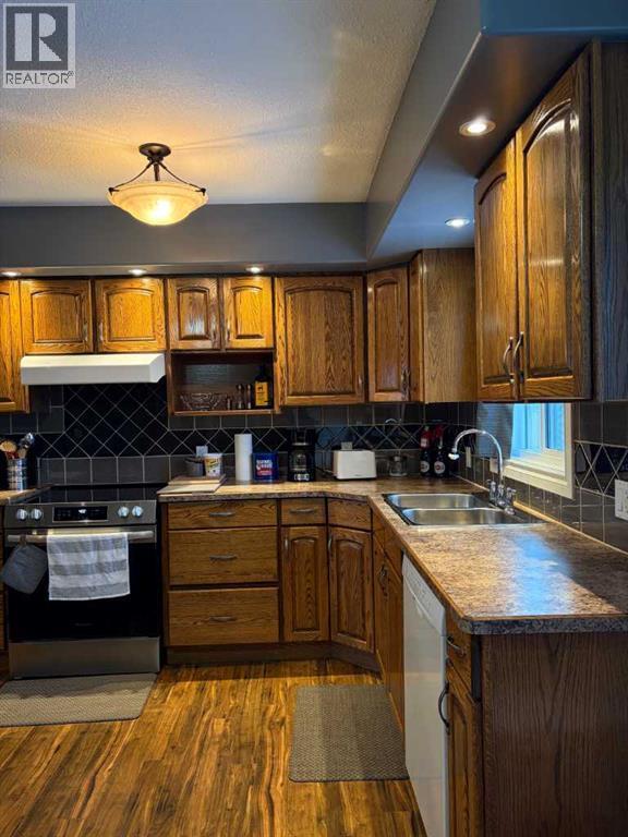 100 Balaclava Street, Veteran, AB - Indoor Photo Showing Kitchen With Double Sink