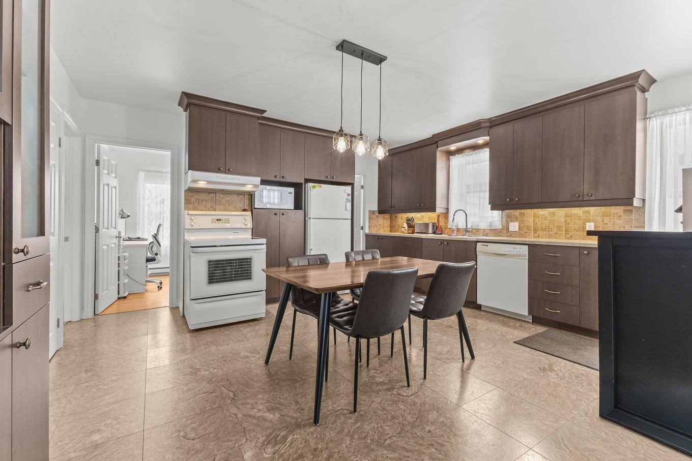 Cuisine - 184 Rue Jacques-Cartier S., Saint-Jean-Sur-Richelieu, QC - Indoor