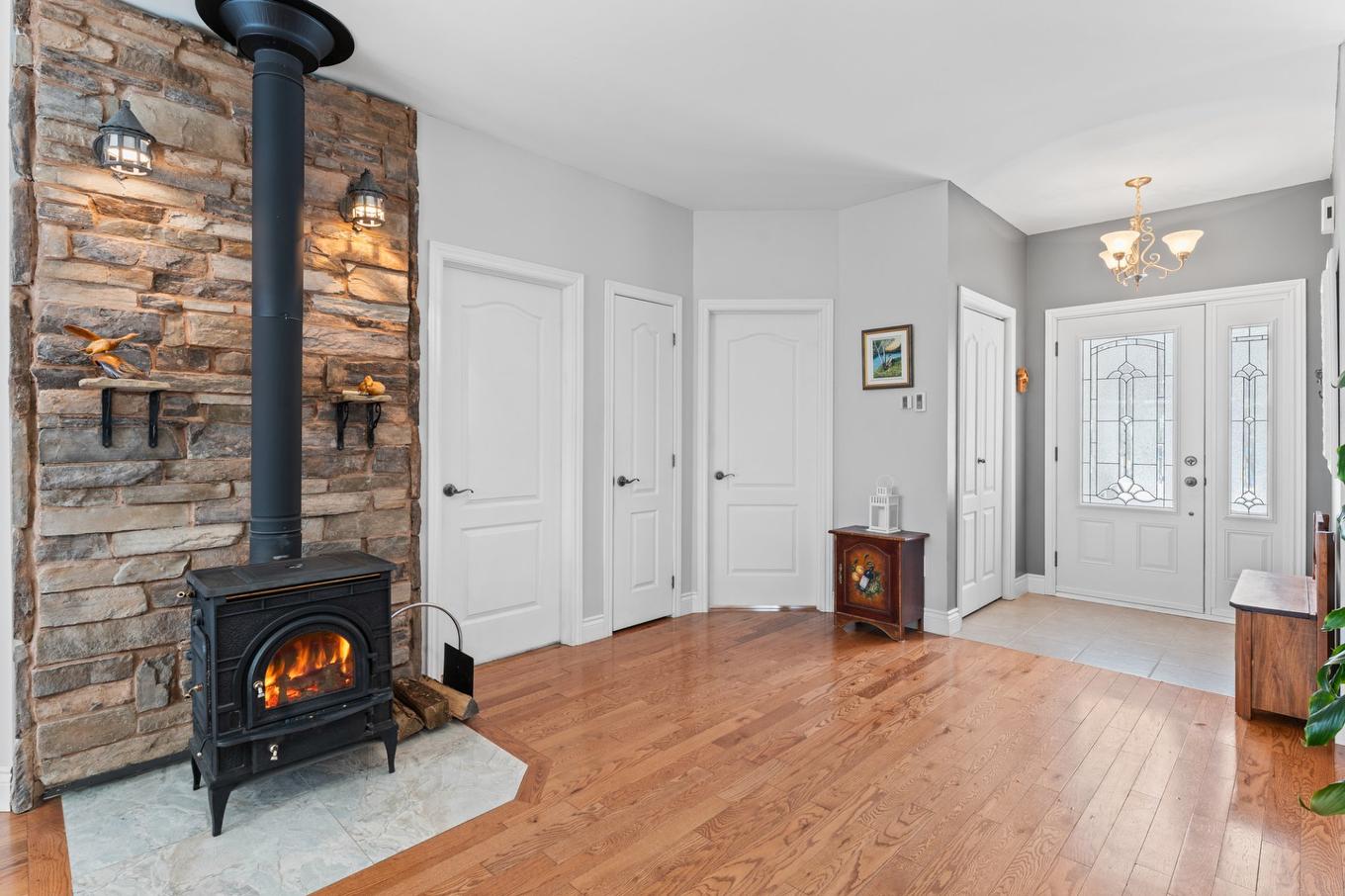 Hall d'entrée/Vestibule - 125 Rue Pascal, Sainte-Sophie, QC - Indoor With Fireplace