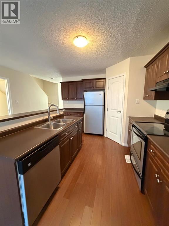 kitchen - 234 Pacific Crescent, Fort Mcmurray, AB - Indoor Photo Showing Kitchen With Double Sink